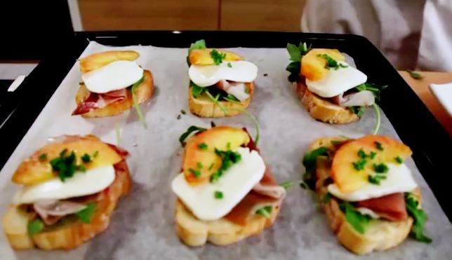 Video recept: Prepečenac s pršutom, breskvama i mozzarellom