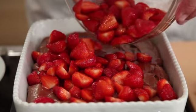 Video recept: Kolač sa jagodama i čokoladom
