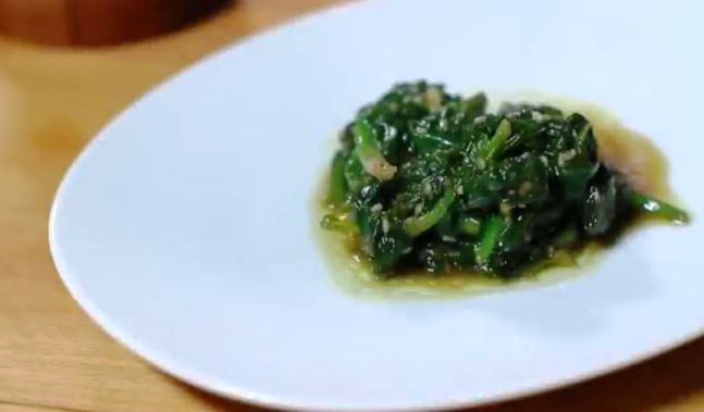 Video recept: Špinat sa sezamom